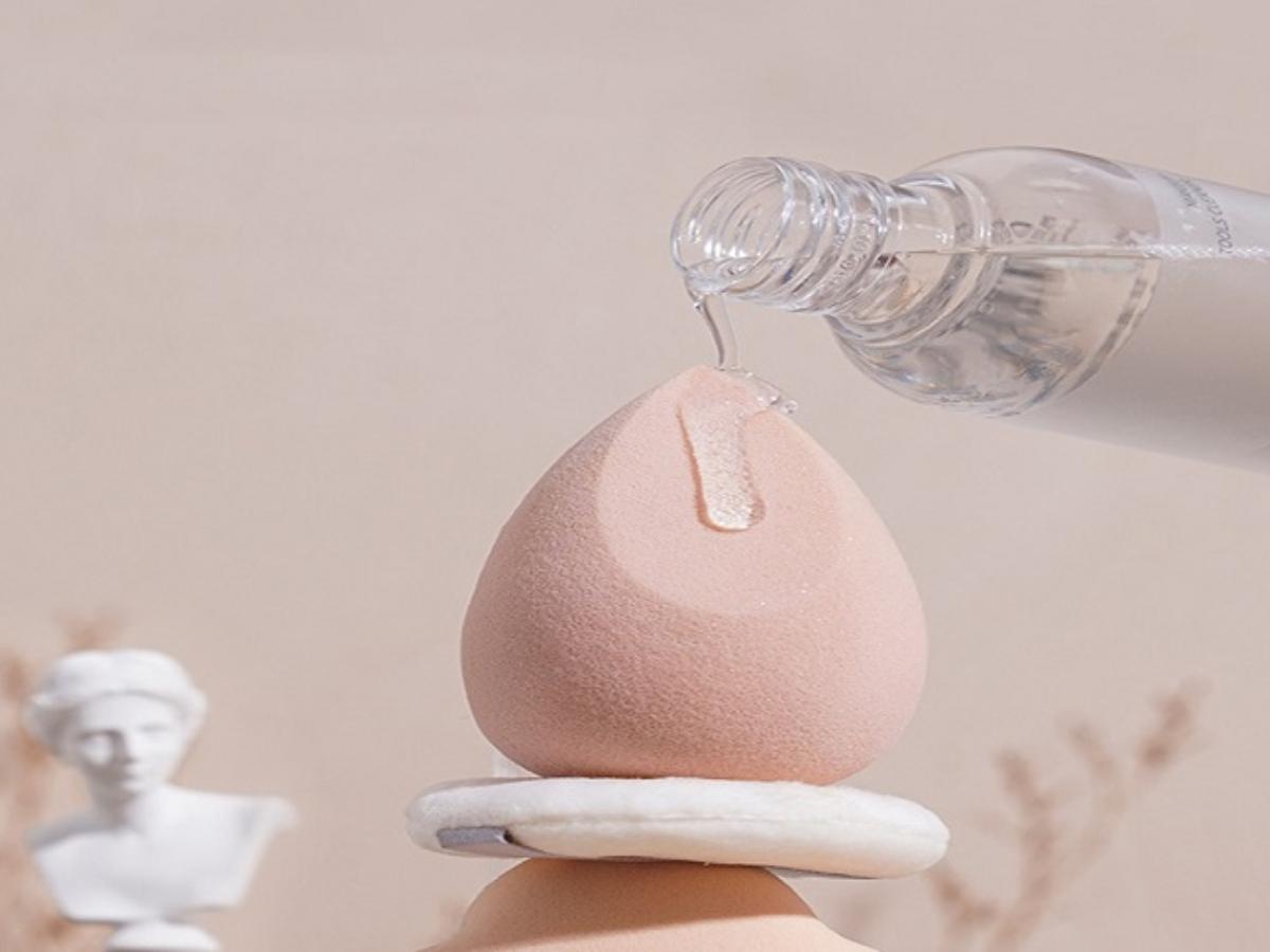 Sử dụng dầu tẩy trang làm sạch mút trang điểm 