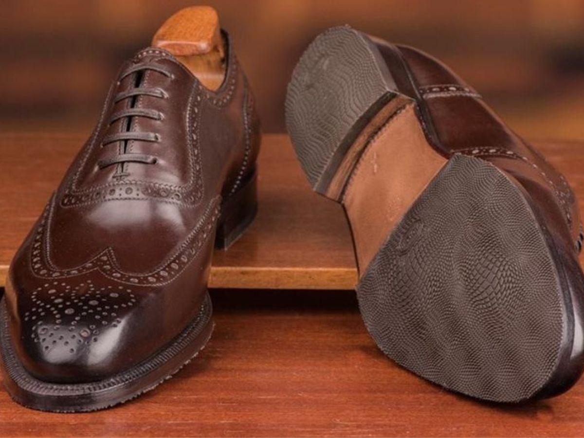 Đế ngoài ảnh hưởng trực tiếp đến độ bền và độ thoải mái khi di chuyển mỗi ngày