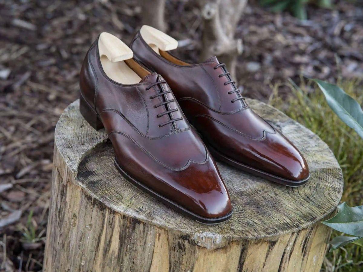 Đôi Austerity Brogue với đường cắt W tinh tế, không họa tiết đục lỗ