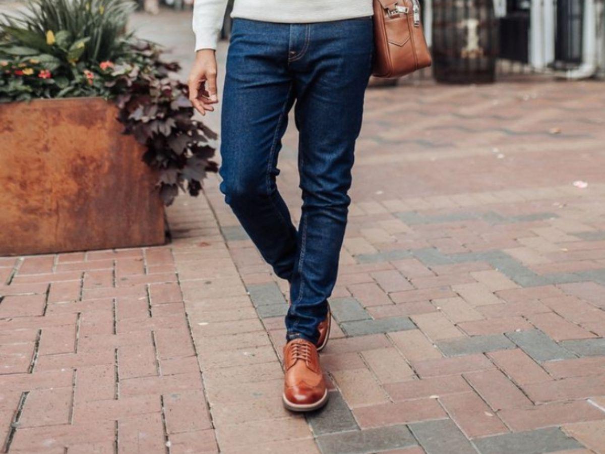 Wingtip da lộn giúp bộ outfit với jeans trở nên hài hòa và cá tính hơn
