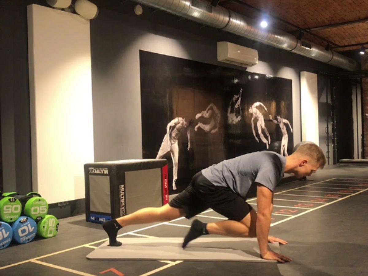 Mountain Climbers nên được thực hiện liên tục trong khoảng 30 giây mỗi lần tập