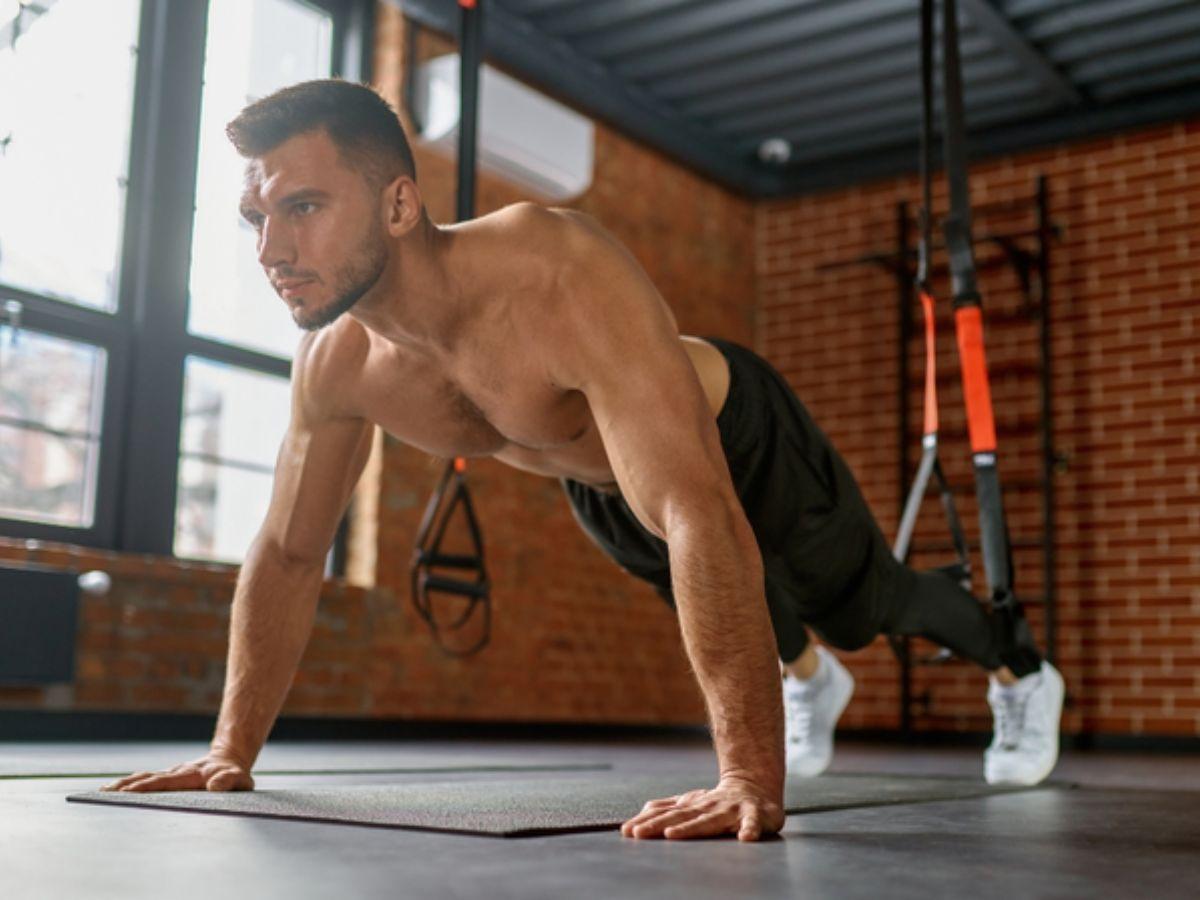 Plank Jacks giúp tác động đến nhóm cơ bụng, liên sườn và vai