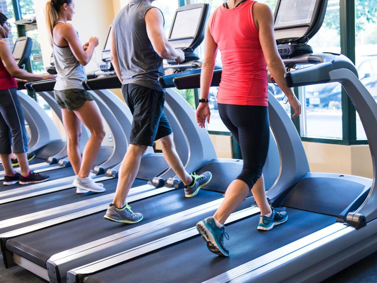 Băng tải sẽ bắt đầu di chuyển chậm, thường từ khoảng 0.8 đến 1.0 km/h