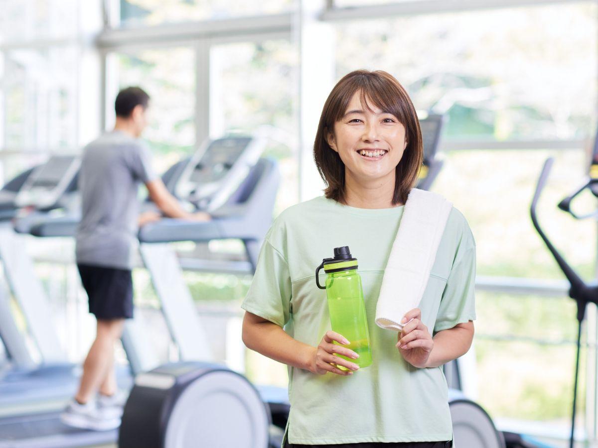 Chai nước và khăn đặt ở khay đựng đồ của máy chạy bộ để thuận tiện khi sử dụng