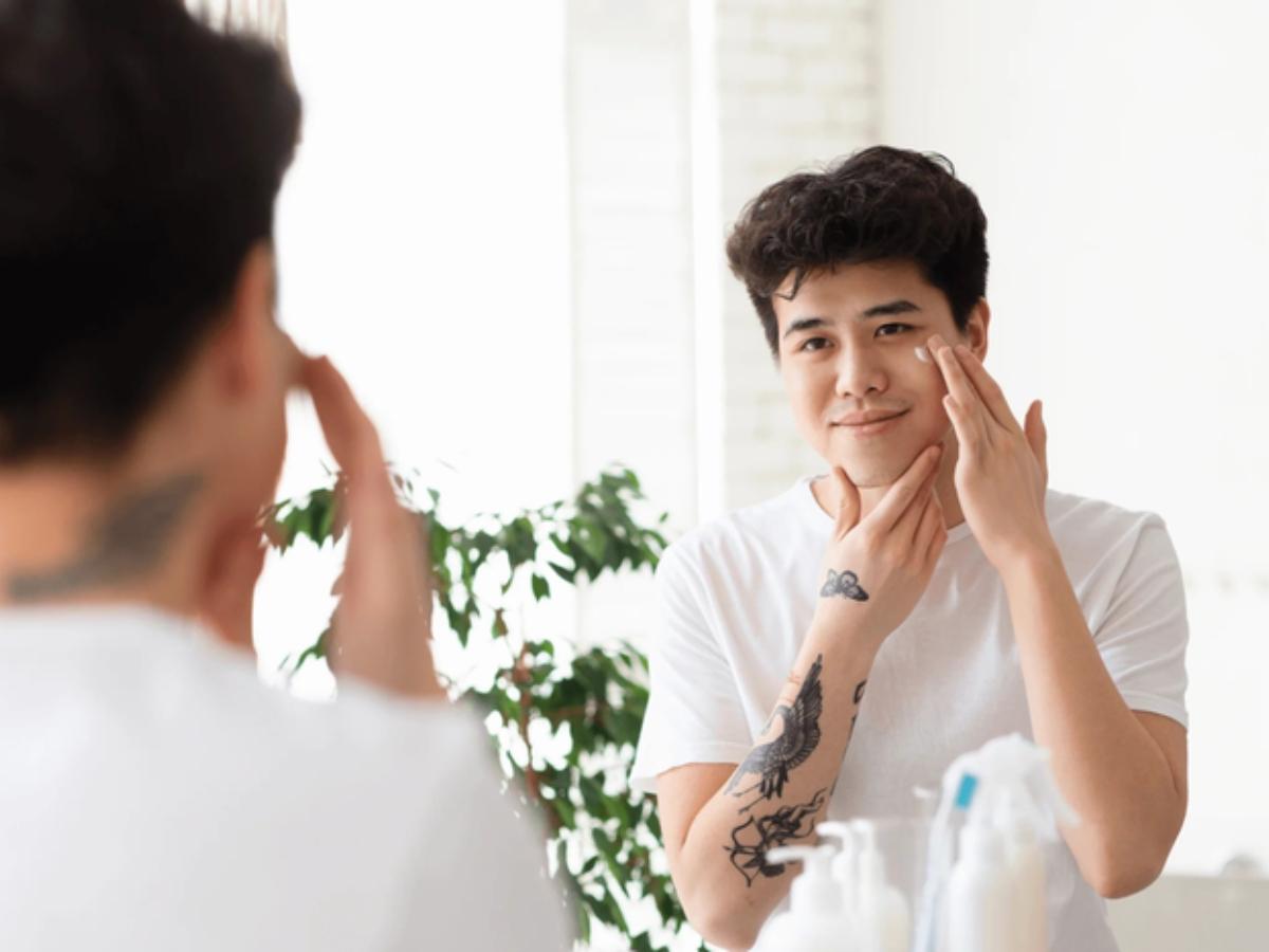 Nên tán kem che khuyết điểm nhẹ nhàng 