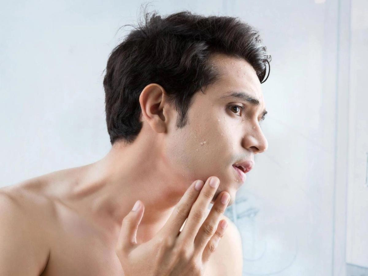 Làm sạch mặt trước khi sử dụng kem che khuyết điểm cho nam