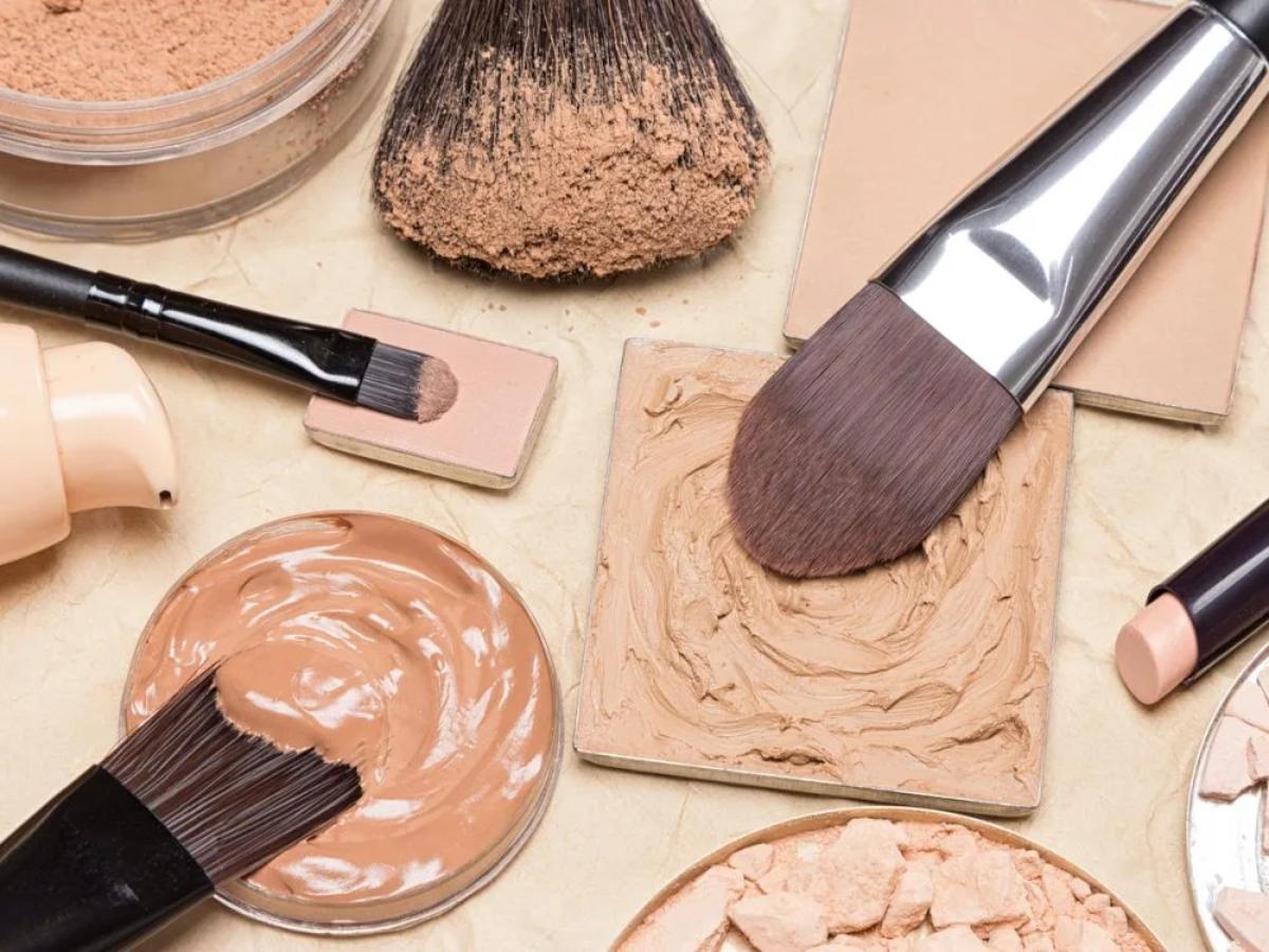Cách chuẩn bị dụng cụ trước khi sử dụng kem che khuyết điểm 
