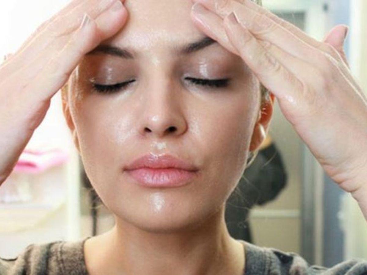 Dùng dầu tẩy trang để tẩy trang