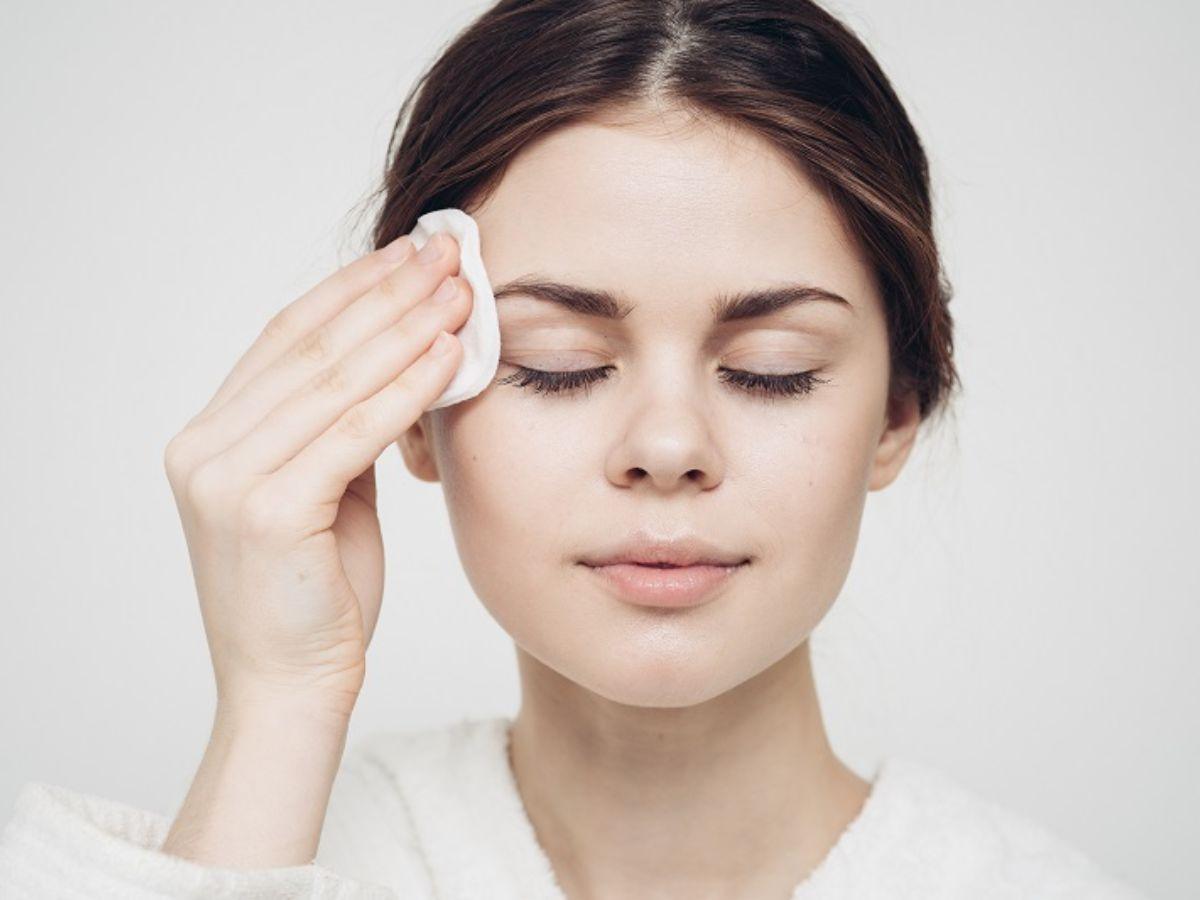Tẩy trang giúp cuốn phăng đi lượng dầu thừa một cách hiệu quả