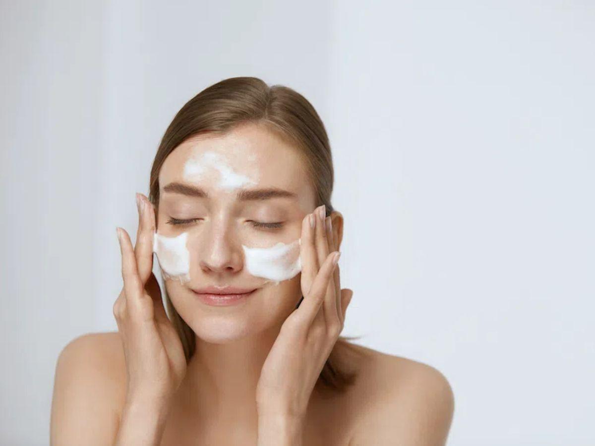 Tẩy trang và sữa rửa mặt hỗ trợ nhau cực tốt trong việc làm sạch da
