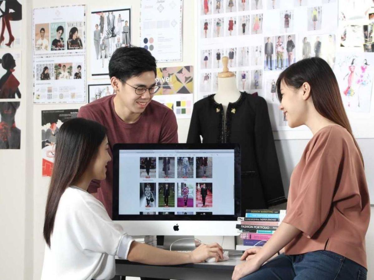 Mua sắm online các local brand Hà Nội rất tiện lợi, cho phép bạn đặt hàng bất cứ lúc nào