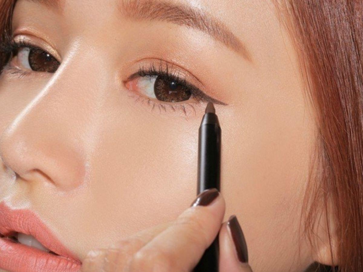 Eyeliner đuôi ngang sẽ giúp đôi mắt thêm hiền hòa hơn