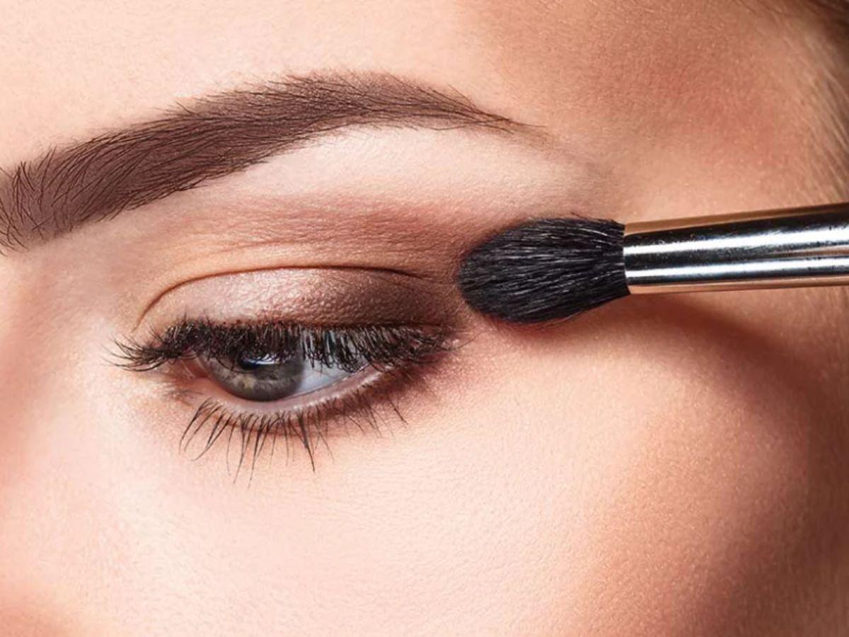 Hãy dùng cọ sạch để tán đều các vệt màu chưa mượt nhé