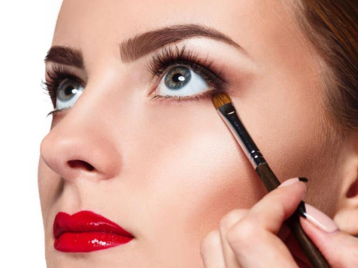 Tạo khối mắt tập trung vào hốc mắt sẽ giúp tạo nên vẻ đẹp hài hòa và cân bằng