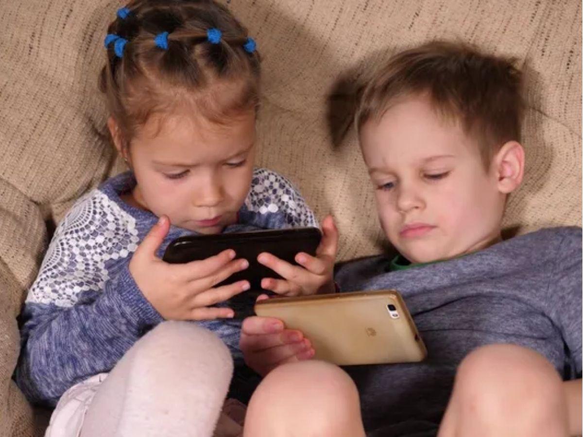 Tiếp xúc quá nhiều với màn hình máy tính, điện thoại dễ gây mỏi mắt, khô mắt và căng thẳng