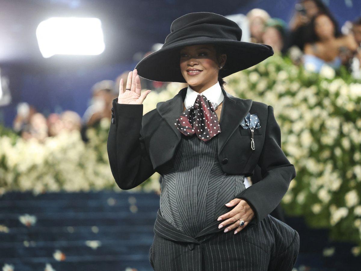 Rihanna với bộ suit đen tự tin thông báo về lần mang thai thứ 3 tại Met Gala 2025