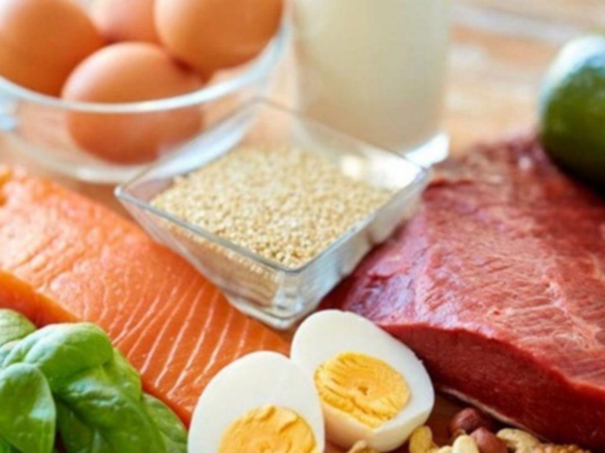 Ưu tiên hàng đầu là bổ sung đủ protein, khoảng 1.6–2.2g/kg trọng lượng cơ thể mỗi ngày