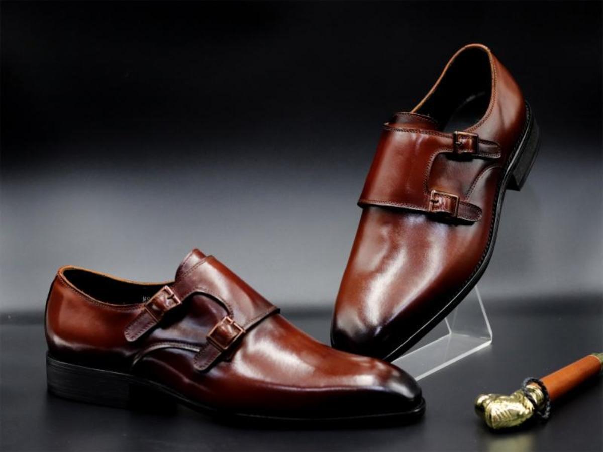 Giày Monk Strap dễ dàng phối hợp với nhiều loại trang phục khác nhau 
