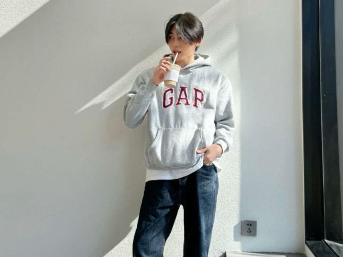 Hoodie cùng quần jean ống rộng mang lại phong cách streetwear thoải mái