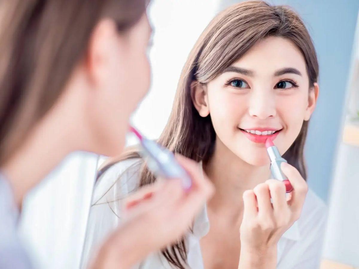 Nên chờ từ 1 - 2 tháng sau khi phun môi hãy dùng son trở lại