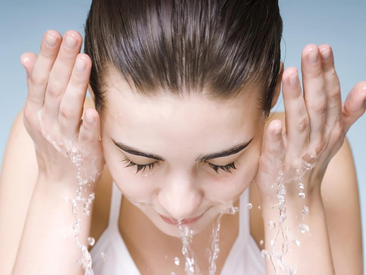 Chú ý làm sạch và dưỡng ẩm trước khi trang điểm