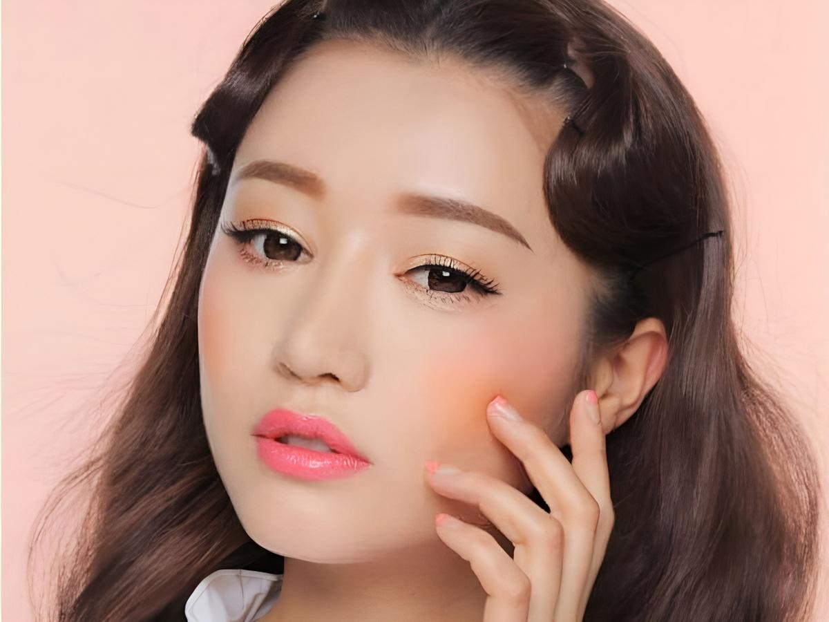 Đánh má hồng đúng vị trí không chỉ giúp khuôn mặt thêm xinh mà còn giúp tạo dáng mặt thon gọn