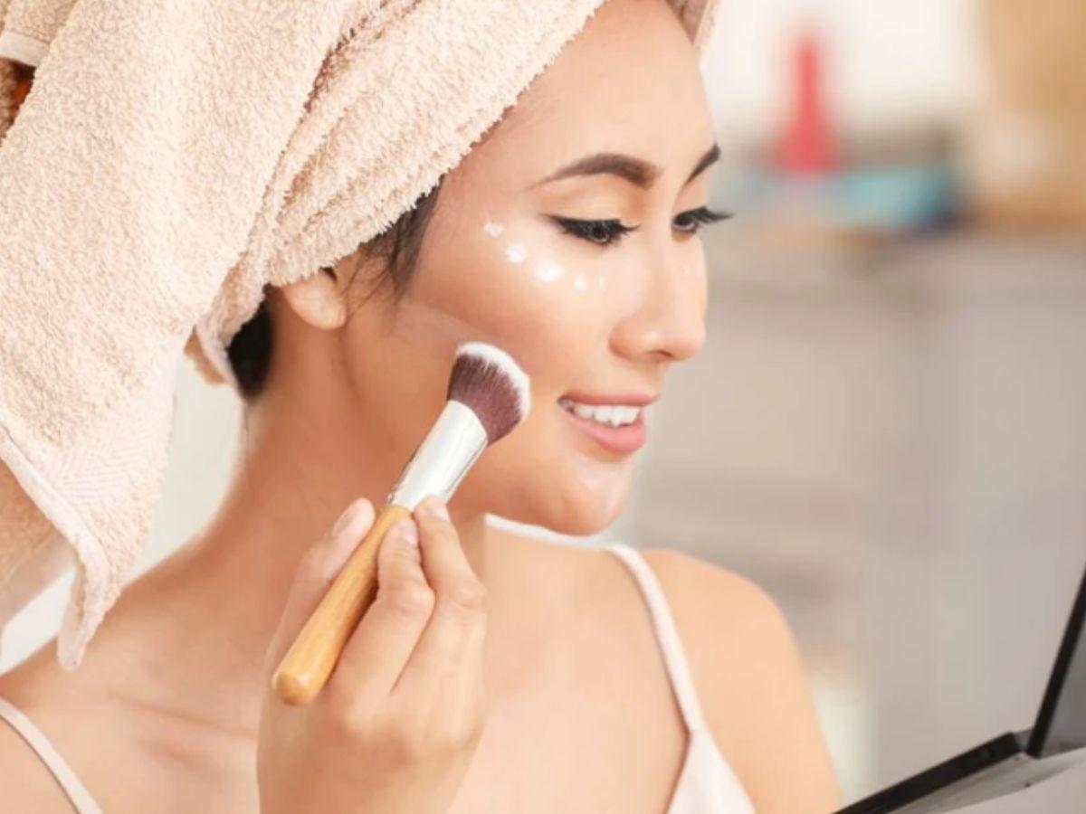 Bạn nên sử dụng cọ hoặc mút trang điểm để tán phấn bắt sáng