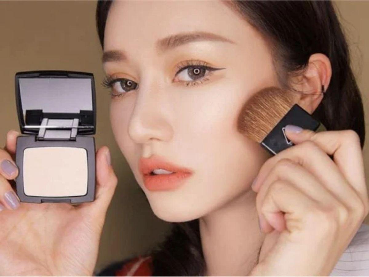 Phấn bắt sáng giúp tạo chiều sâu cho khuôn mặt