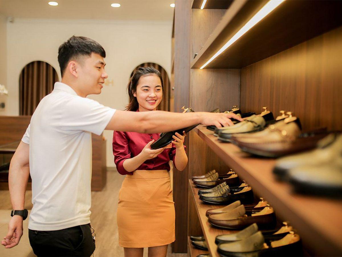 Việc đến trực tiếp các shop giày tây nam tại Hà Nội cho phép bạn tận tay cảm nhận chất liệu da