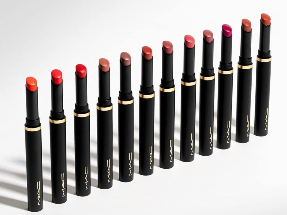 Chất son lì mịn như nhung của Powder Kiss không gây cảm giác khô môi