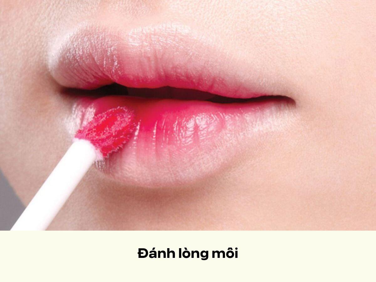 Đánh lòng môi tạo sự chuyển màu tự nhiên