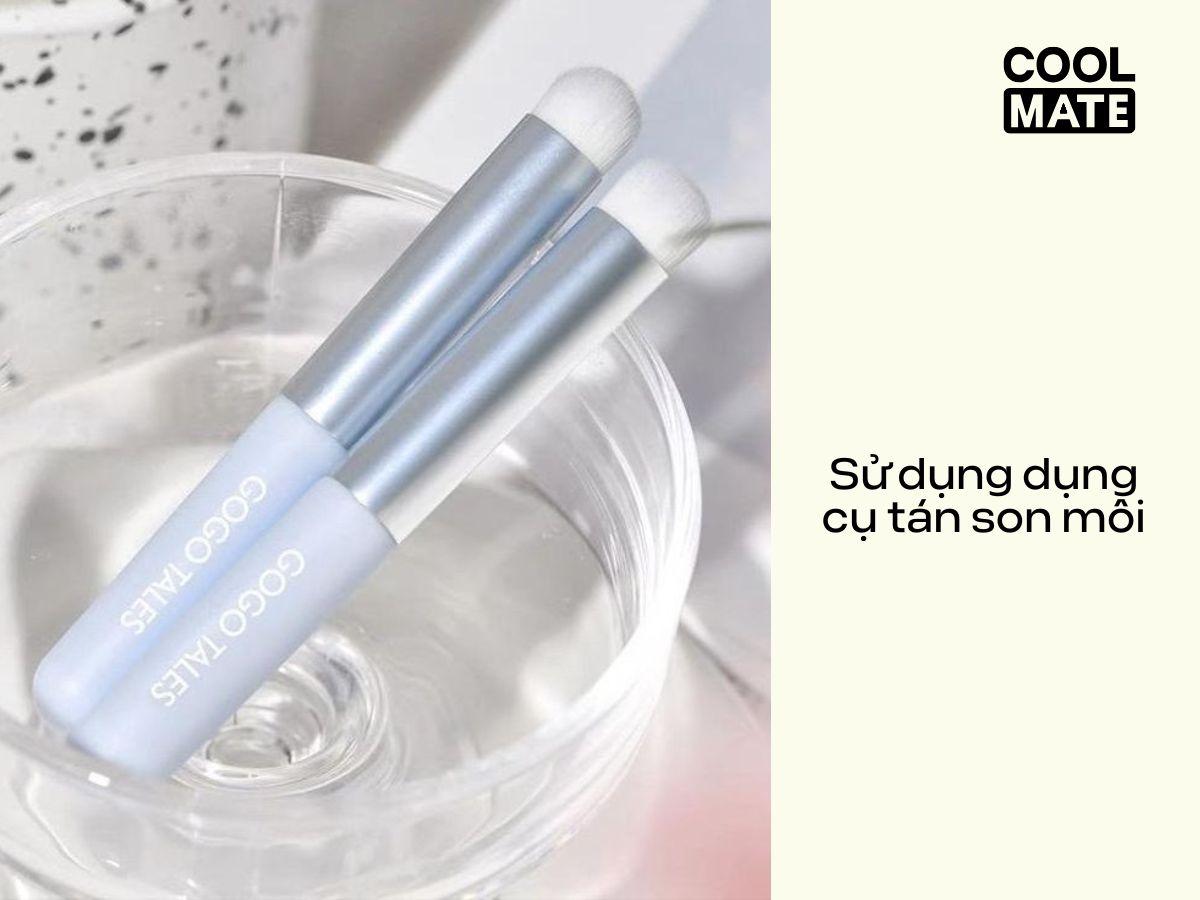 Nên dùng cọ chuyên dụng để tán son đều hơn