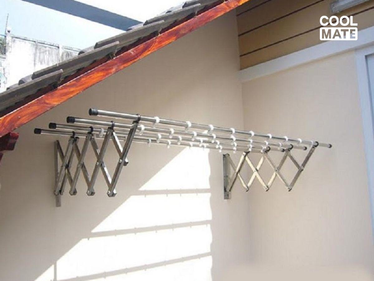 Sử dụng giàn phơi chuyên dụng hoặc lưới phơi để giữ form áo thun tối ưu