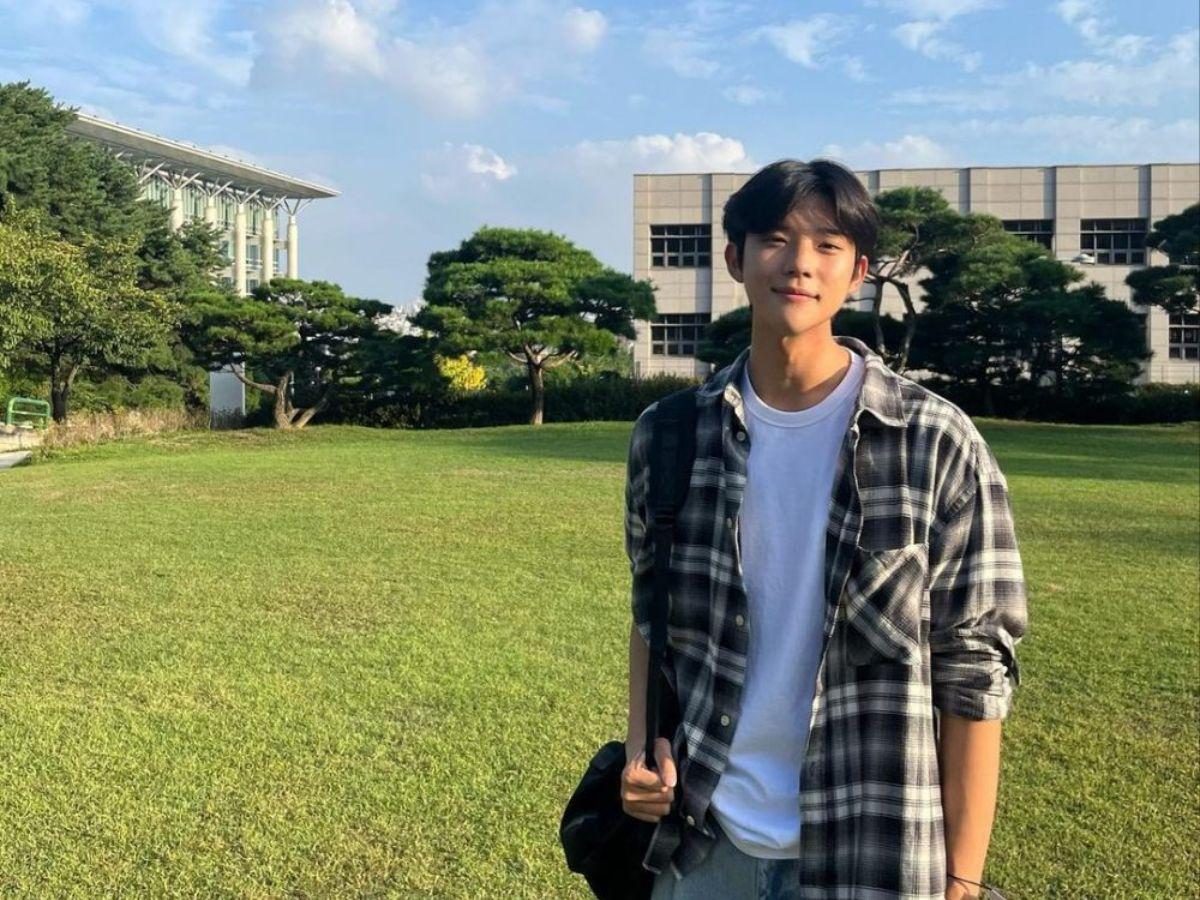 Không có quy định nào bắt buộc bạn phải mặc đồ theo màu may mắn trong ngày Thất Tịch