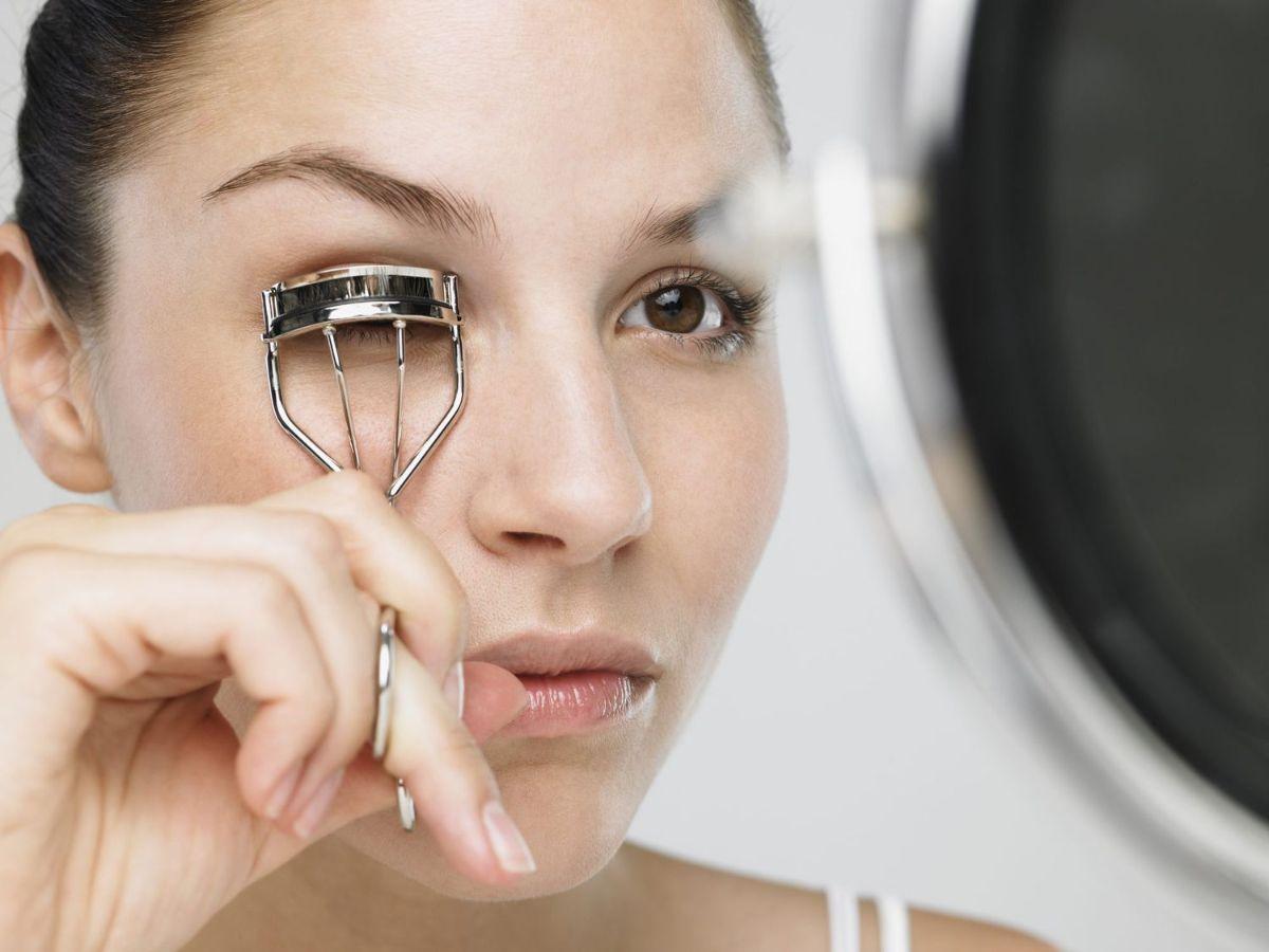 Bấm mi trước khi chuốt mascara để tạo độ cong cho mi