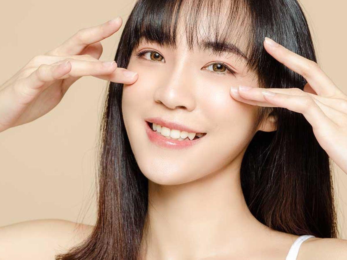 Để đường kẻ mắt mịn màng và bám màu tốt, bước chuẩn bị mí mắt là vô cùng quan trọng