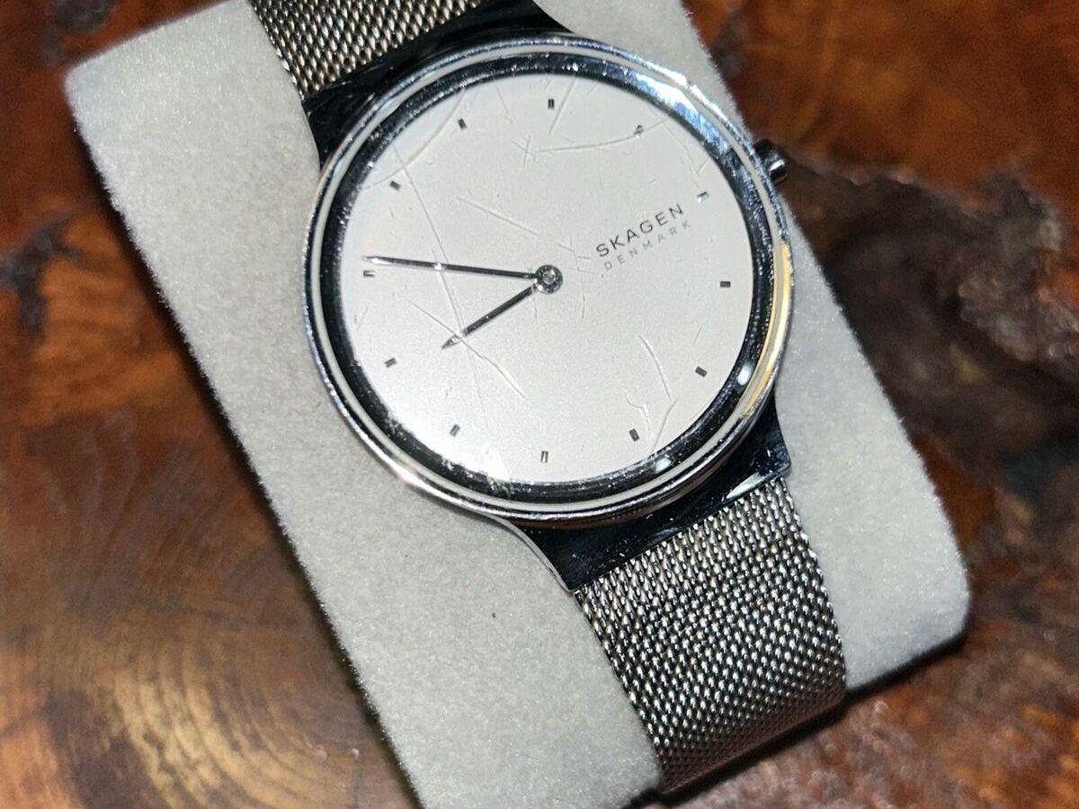 Phong cách minimalist phù hợp với các mẫu đồng hồ có thiết kế gọn nhẹ như Skagen