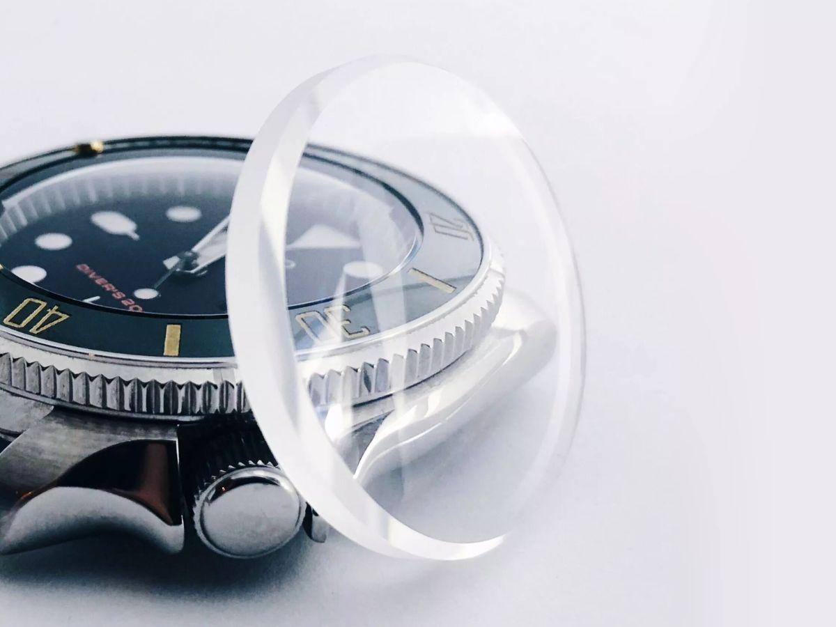 Mặt kính đồng hồ cần có khả năng chống va đập và chống trầy xước