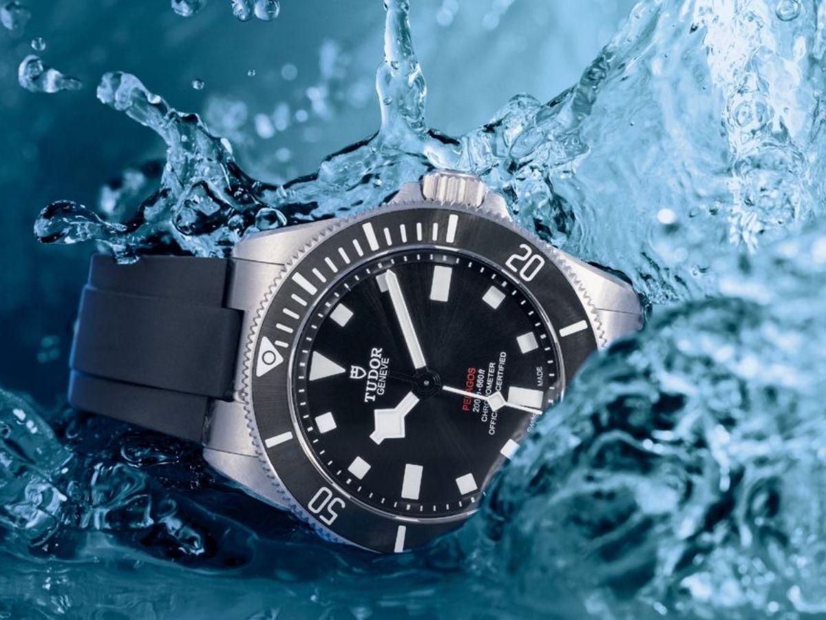 Đồng hồ nên có mức chống nước từ 5ATM trở lên khi sử dụng ở thời tiết nóng ẩm