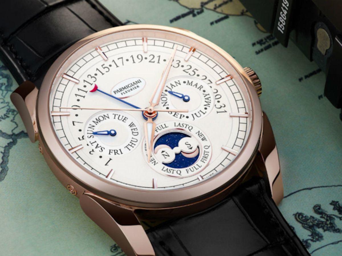 Có một số tính năng phụ hữu ích của đồng hồ đeo tay như lịch thứ ngày, bấm giờ thể thao