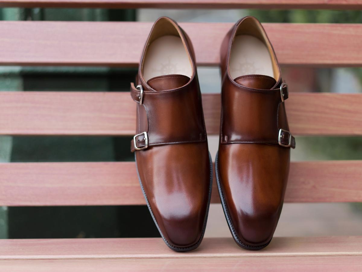 Giày Monk Strap gây ấn tượng mạnh mẽ nhờ chi tiết khoá gài kim loại