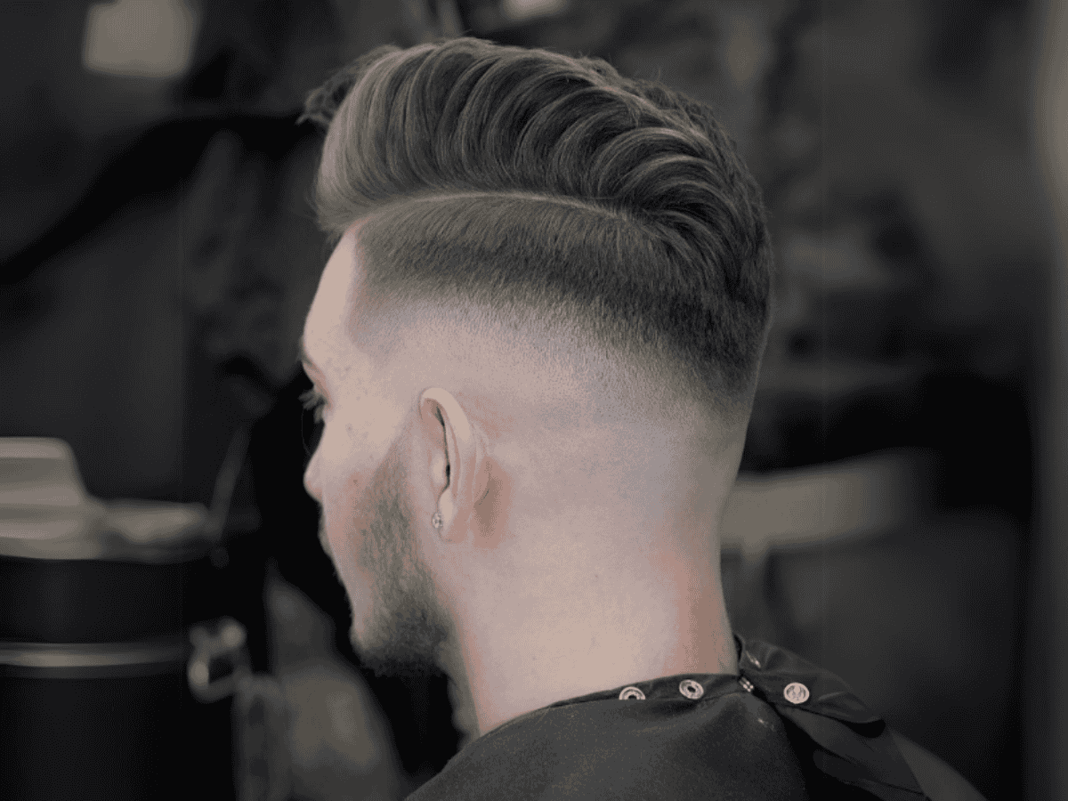 Fade là kỹ thuật cắt tóc chuyển dần độ dài từ rất ngắn hoặc cạo sát ở dưới lên dài hơn ở trên đỉnh đầu