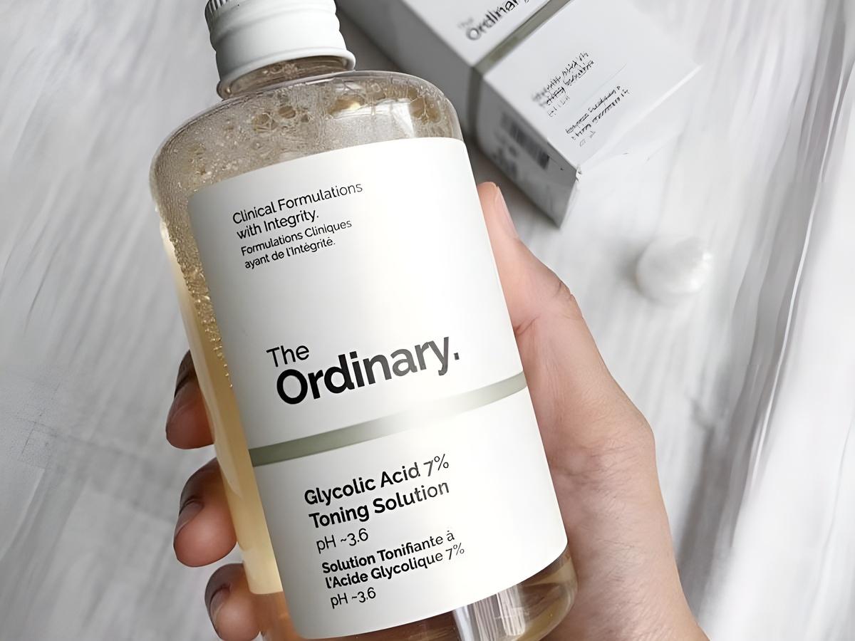 The Ordinary chứa 7% AHA giúp tẩy tế bào chết, cải thiện độ sáng và kết cấu da