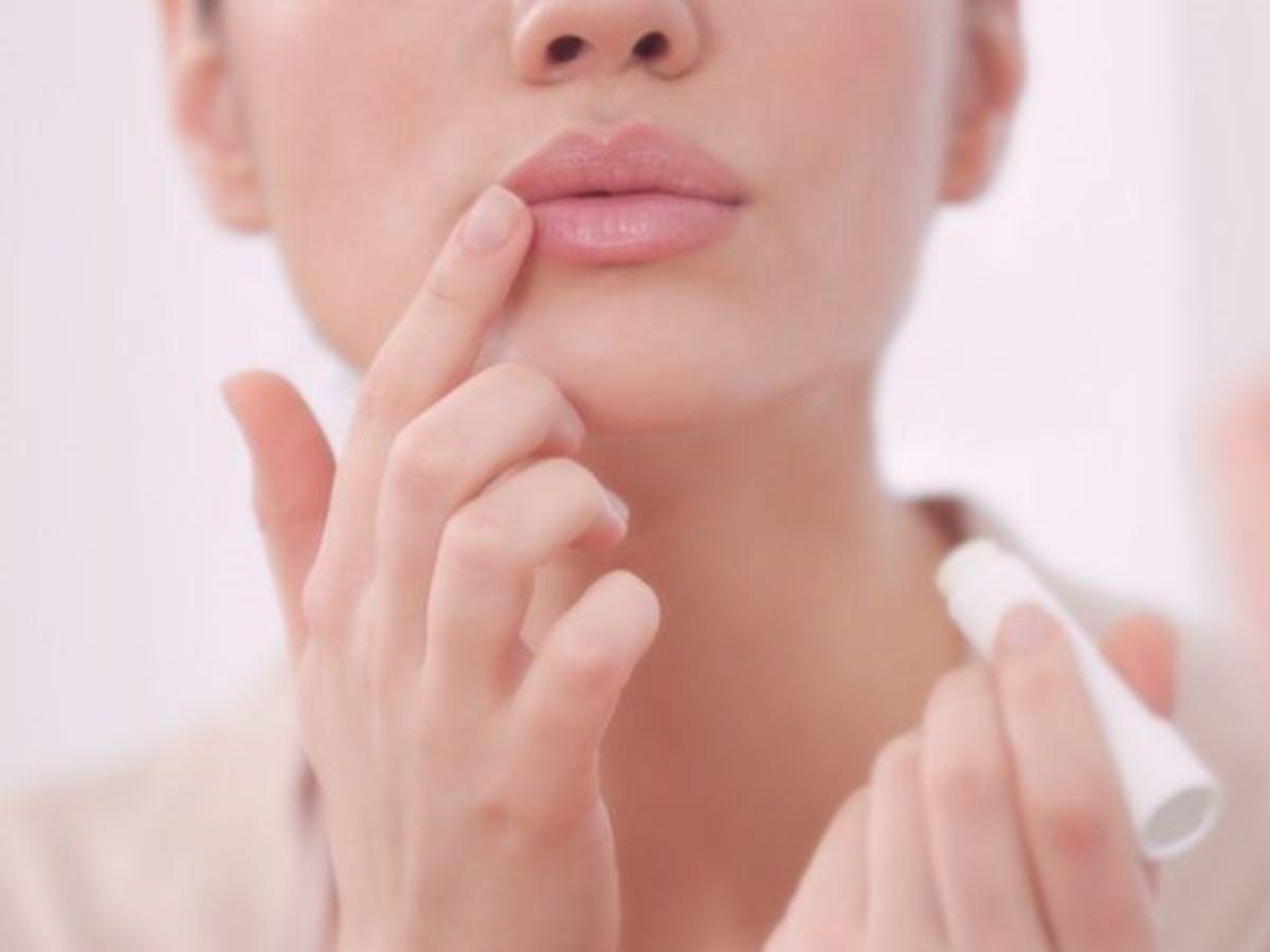 Chăm sóc nền môi khỏe mạnh sẽ giúp màu son lên chuẩn hơn
