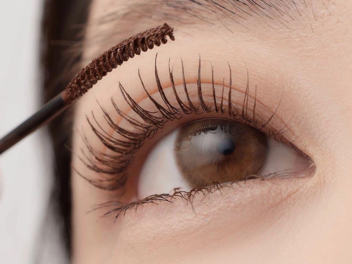 Chuốt mascara cho mi cong vút, dày dặn