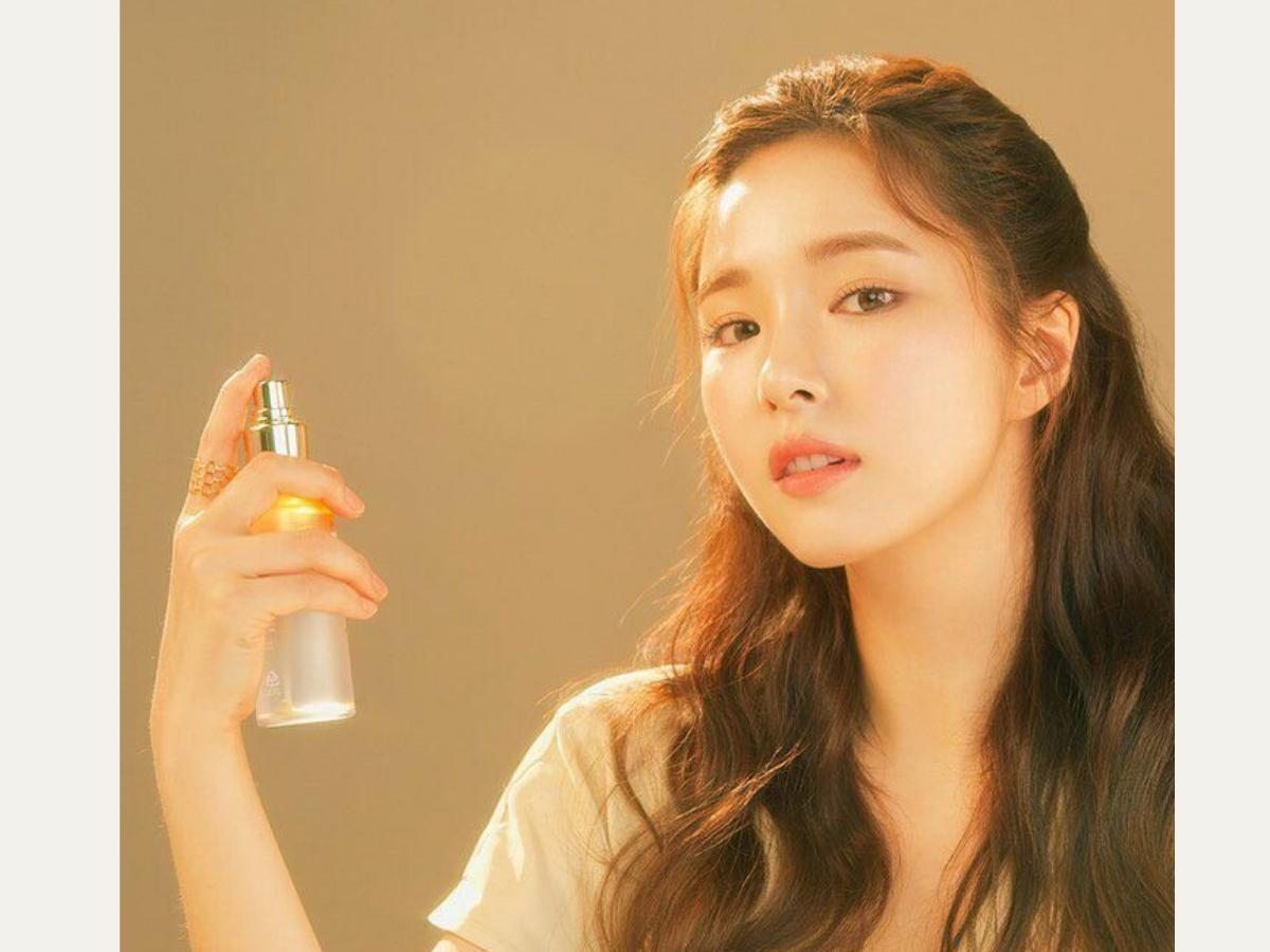 Hãy giữ chai xịt cách mặt khoảng 20–30 cm