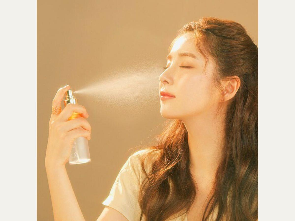 Di chuyển chai theo hình tròn hoặc hình zig-zag để bao phủ toàn bộ khuôn mặt