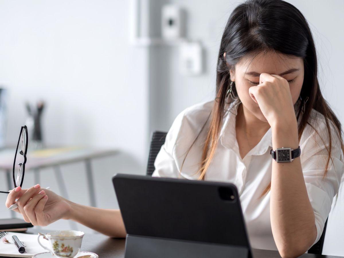 Chế độ sinh hoạt không tốt cũng góp phần tạo nên nếp nhăn quanh miệng