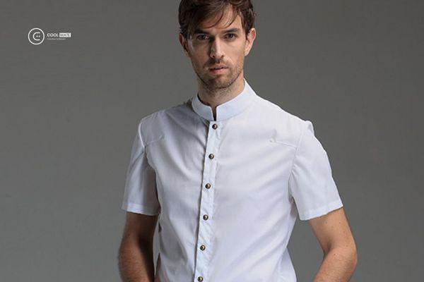 Áo sơ mi nam cổ trụ ngắn tay sẽ phù hợp hơn cho những outfit trong ngày hè nóng nực