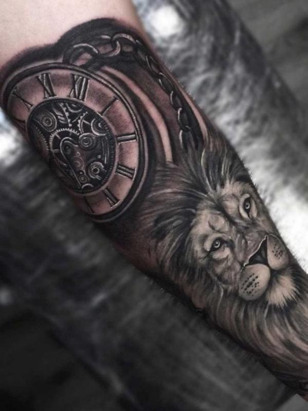 hình tattoo này thuộc tuýp người có sự tham vọng và biết cách tận dụng thời gian để giành giật những thứ mà bản thân đang mong muốn.